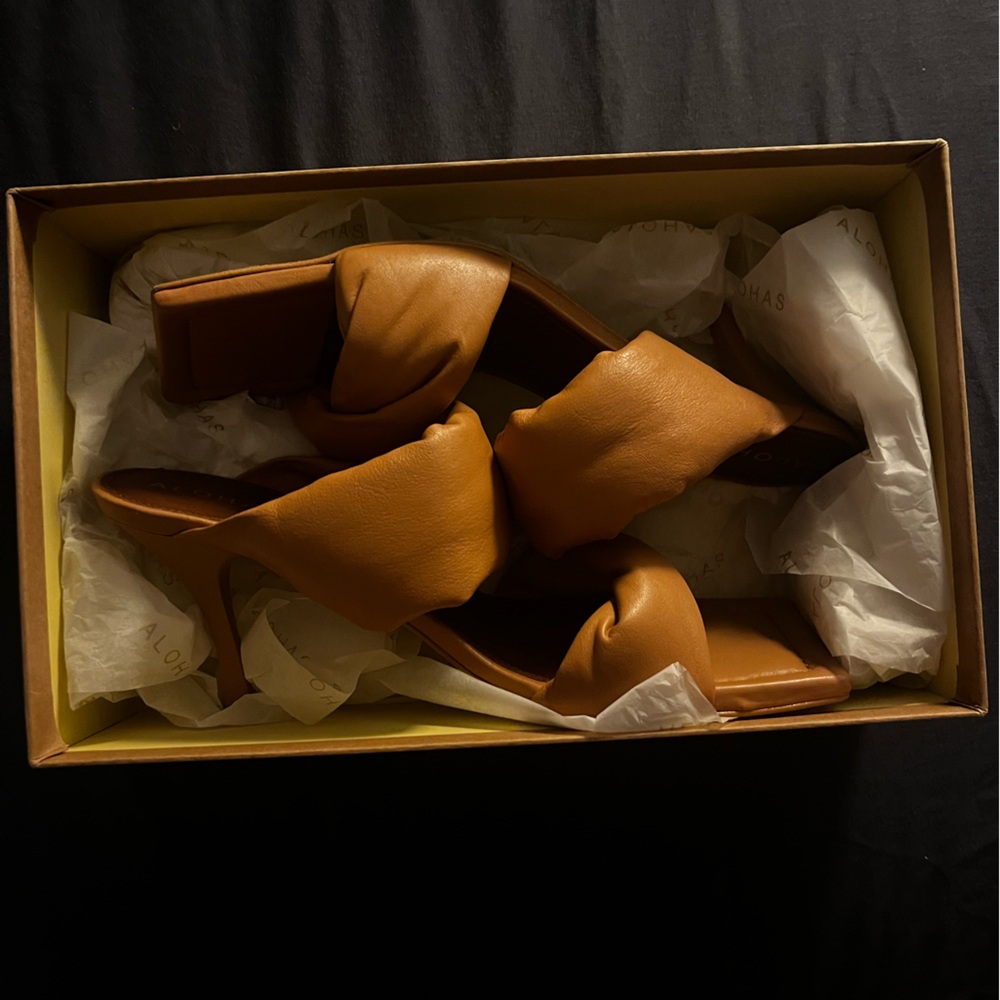 Alohas leather twist strap sandals